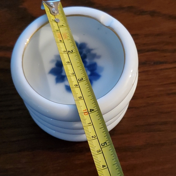 VINTAGE SET OF 4 BEAUTIFUL FLOWER DESIGN ASHTRAYS - Picture 6 of 7